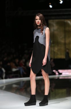 ana maria ricov 'fashion.hr' olarak göster: zagreb, croatia tarafından tasarlanan model giyen giysiler moda.