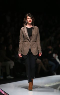 ana maria ricov 'fashion.hr' olarak göster: zagreb, croatia tarafından tasarlanan model giyen giysiler moda.