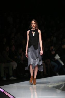 ana maria ricov 'fashion.hr' olarak göster: zagreb, croatia tarafından tasarlanan model giyen giysiler moda.