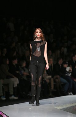 ana maria ricov 'fashion.hr' olarak göster: zagreb, croatia tarafından tasarlanan model giyen giysiler moda.