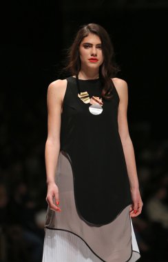 ana maria ricov 'fashion.hr' olarak göster: zagreb, croatia tarafından tasarlanan model giyen giysiler moda.