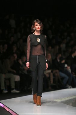 ana maria ricov 'fashion.hr' olarak göster: zagreb, croatia tarafından tasarlanan model giyen giysiler moda.
