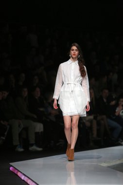 ana maria ricov 'fashion.hr' olarak göster: zagreb, croatia tarafından tasarlanan model giyen giysiler moda.