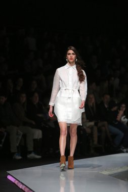 ana maria ricov 'fashion.hr' olarak göster: zagreb, croatia tarafından tasarlanan model giyen giysiler moda.