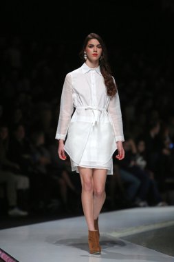 ana maria ricov 'fashion.hr' olarak göster: zagreb, croatia tarafından tasarlanan model giyen giysiler moda.