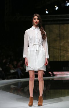 ana maria ricov 'fashion.hr' olarak göster: zagreb, croatia tarafından tasarlanan model giyen giysiler moda.