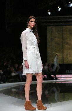 ana maria ricov 'fashion.hr' olarak göster: zagreb, croatia tarafından tasarlanan model giyen giysiler moda.