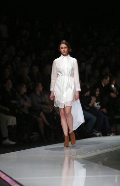 ana maria ricov 'fashion.hr' olarak göster: zagreb, croatia tarafından tasarlanan model giyen giysiler moda.