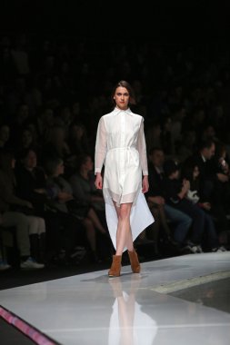 ana maria ricov 'fashion.hr' olarak göster: zagreb, croatia tarafından tasarlanan model giyen giysiler moda.