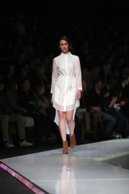 ana maria ricov 'fashion.hr' olarak göster: zagreb, croatia tarafından tasarlanan model giyen giysiler moda.