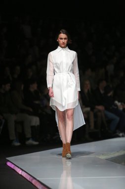 ana maria ricov 'fashion.hr' olarak göster: zagreb, croatia tarafından tasarlanan model giyen giysiler moda.