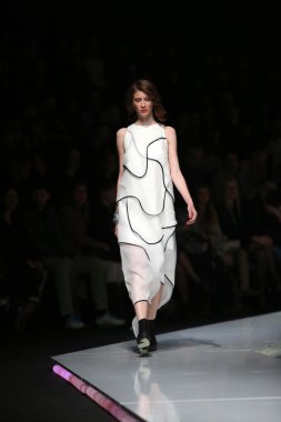 ana maria ricov 'fashion.hr' olarak göster: zagreb, croatia tarafından tasarlanan model giyen giysiler moda.