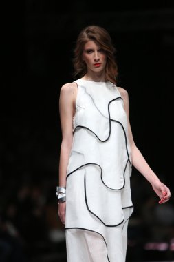 ana maria ricov 'fashion.hr' olarak göster: zagreb, croatia tarafından tasarlanan model giyen giysiler moda.