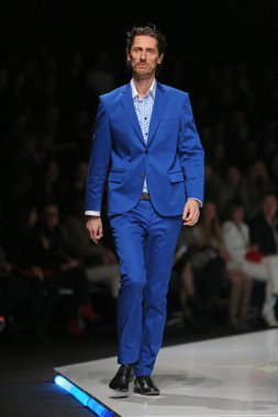 Zagreb, Hırvatistan 'fashion.hr' gösteri boris banovic tarafından tasarlanan kıyafetleri moda model.