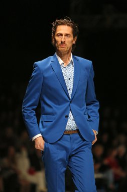 Zagreb, Hırvatistan 'fashion.hr' gösteri boris banovic tarafından tasarlanan kıyafetleri moda model.