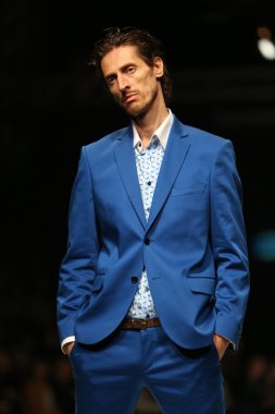 Zagreb, Hırvatistan 'fashion.hr' gösteri boris banovic tarafından tasarlanan kıyafetleri moda model.