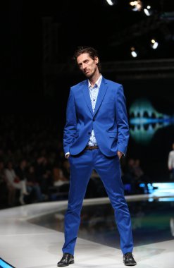 Zagreb, Hırvatistan 'fashion.hr' gösteri boris banovic tarafından tasarlanan kıyafetleri moda model.