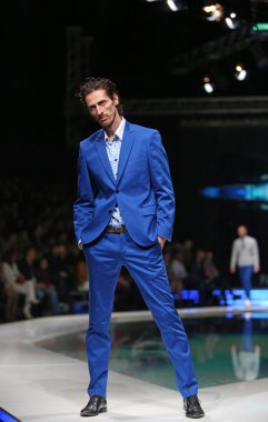 Zagreb, Hırvatistan 'fashion.hr' gösteri boris banovic tarafından tasarlanan kıyafetleri moda model.