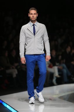 Zagreb, Hırvatistan 'fashion.hr' gösteri boris banovic tarafından tasarlanan kıyafetleri moda model.