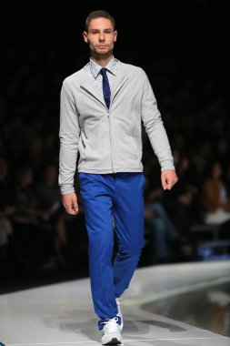 Zagreb, Hırvatistan 'fashion.hr' gösteri boris banovic tarafından tasarlanan kıyafetleri moda model.