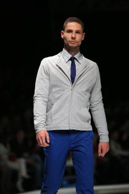 Zagreb, Hırvatistan 'fashion.hr' gösteri boris banovic tarafından tasarlanan kıyafetleri moda model.
