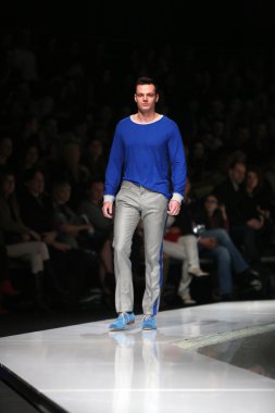 Zagreb, Hırvatistan 'fashion.hr' gösteri boris banovic tarafından tasarlanan kıyafetleri moda model.