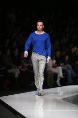 Zagreb, Hırvatistan 'fashion.hr' gösteri boris banovic tarafından tasarlanan kıyafetleri moda model.