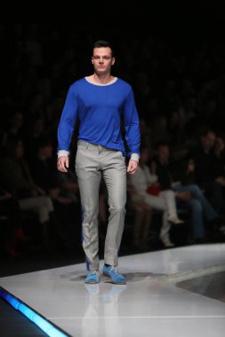 Zagreb, Hırvatistan 'fashion.hr' gösteri boris banovic tarafından tasarlanan kıyafetleri moda model.