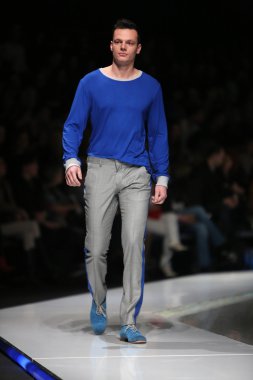 Zagreb, Hırvatistan 'fashion.hr' gösteri boris banovic tarafından tasarlanan kıyafetleri moda model.