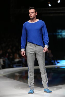 Zagreb, Hırvatistan 'fashion.hr' gösteri boris banovic tarafından tasarlanan kıyafetleri moda model.