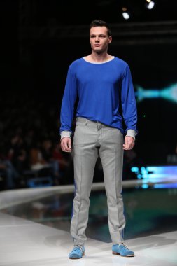 Zagreb, Hırvatistan 'fashion.hr' gösteri boris banovic tarafından tasarlanan kıyafetleri moda model.