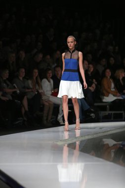 Zagreb, Hırvatistan 'fashion.hr' gösteri boris banovic tarafından tasarlanan kıyafetleri moda model.