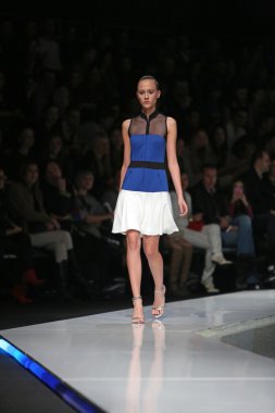 Zagreb, Hırvatistan 'fashion.hr' gösteri boris banovic tarafından tasarlanan kıyafetleri moda model.
