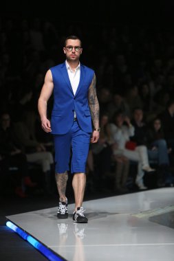 Zagreb, Hırvatistan 'fashion.hr' gösteri boris banovic tarafından tasarlanan kıyafetleri moda model.