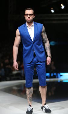 Zagreb, Hırvatistan 'fashion.hr' gösteri boris banovic tarafından tasarlanan kıyafetleri moda model.