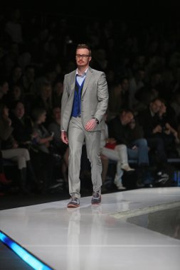 Zagreb, Hırvatistan 'fashion.hr' gösteri boris banovic tarafından tasarlanan kıyafetleri moda model.
