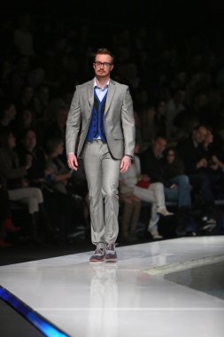 Zagreb, Hırvatistan 'fashion.hr' gösteri boris banovic tarafından tasarlanan kıyafetleri moda model.