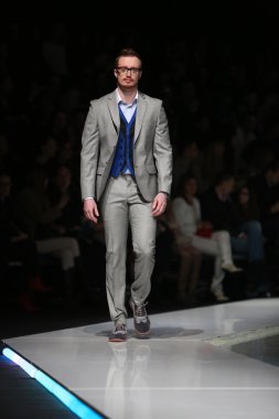 Zagreb, Hırvatistan 'fashion.hr' gösteri boris banovic tarafından tasarlanan kıyafetleri moda model.