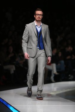 Zagreb, Hırvatistan 'fashion.hr' gösteri boris banovic tarafından tasarlanan kıyafetleri moda model.