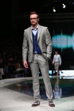 Zagreb, Hırvatistan 'fashion.hr' gösteri boris banovic tarafından tasarlanan kıyafetleri moda model.