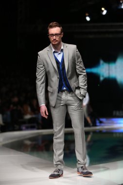 Zagreb, Hırvatistan 'fashion.hr' gösteri boris banovic tarafından tasarlanan kıyafetleri moda model.