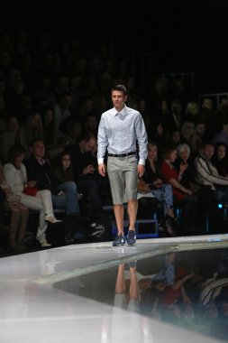 Zagreb, Hırvatistan 'fashion.hr' gösteri boris banovic tarafından tasarlanan kıyafetleri moda model.