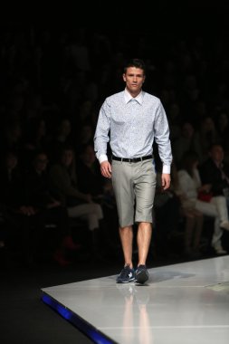 Zagreb, Hırvatistan 'fashion.hr' gösteri boris banovic tarafından tasarlanan kıyafetleri moda model.