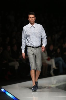 Zagreb, Hırvatistan 'fashion.hr' gösteri boris banovic tarafından tasarlanan kıyafetleri moda model.