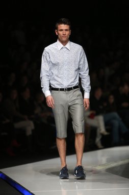 Zagreb, Hırvatistan 'fashion.hr' gösteri boris banovic tarafından tasarlanan kıyafetleri moda model.