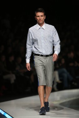 Zagreb, Hırvatistan 'fashion.hr' gösteri boris banovic tarafından tasarlanan kıyafetleri moda model.