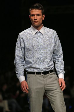 Zagreb, Hırvatistan 'fashion.hr' gösteri boris banovic tarafından tasarlanan kıyafetleri moda model.