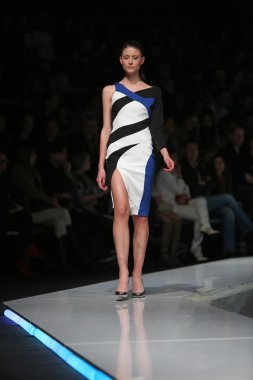 Zagreb, Hırvatistan 'fashion.hr' gösteri boris banovic tarafından tasarlanan kıyafetleri moda model.