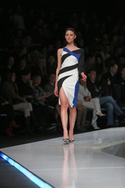 Zagreb, Hırvatistan 'fashion.hr' gösteri boris banovic tarafından tasarlanan kıyafetleri moda model.