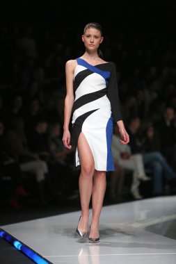 Zagreb, Hırvatistan 'fashion.hr' gösteri boris banovic tarafından tasarlanan kıyafetleri moda model.